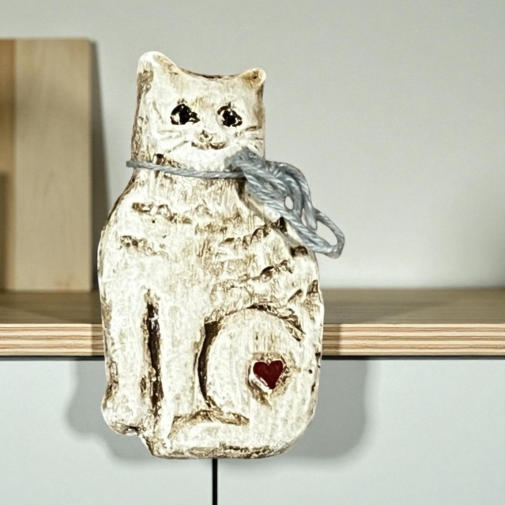 Vintage Cat Pin White Kitty Resin? Carved look Country Granny Farmhouse 80s/90s